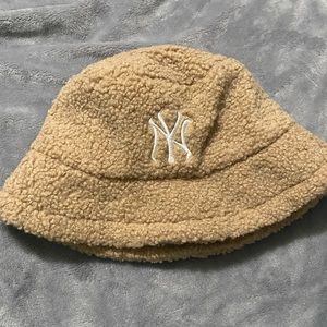 New York faux fur bucket hat